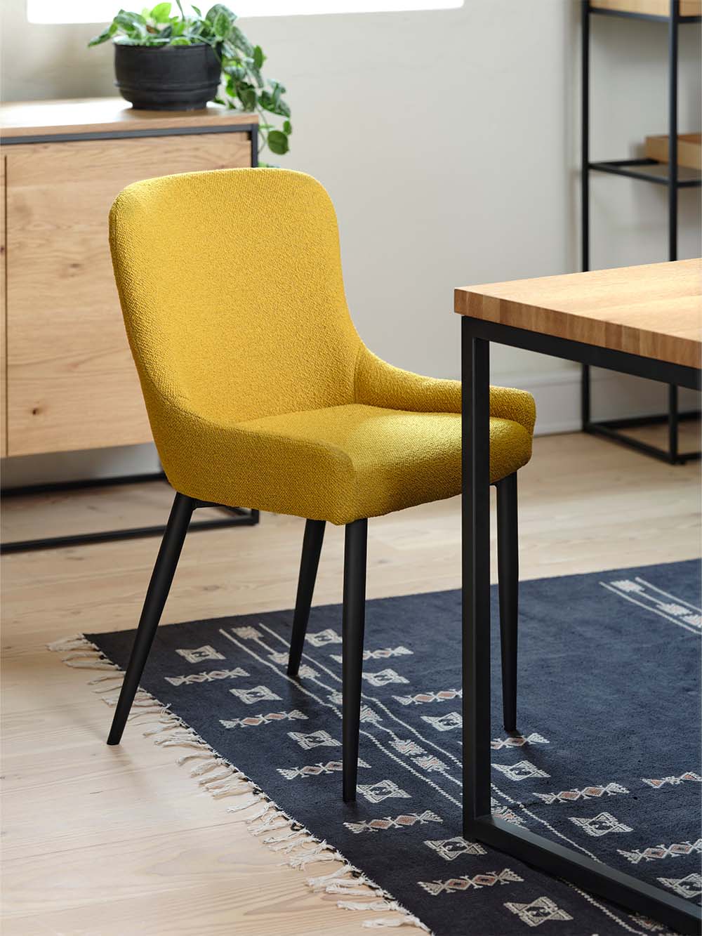 Valgomojo kėdė Nolia, garstyčių geltonas boucle, juodos kojelės5