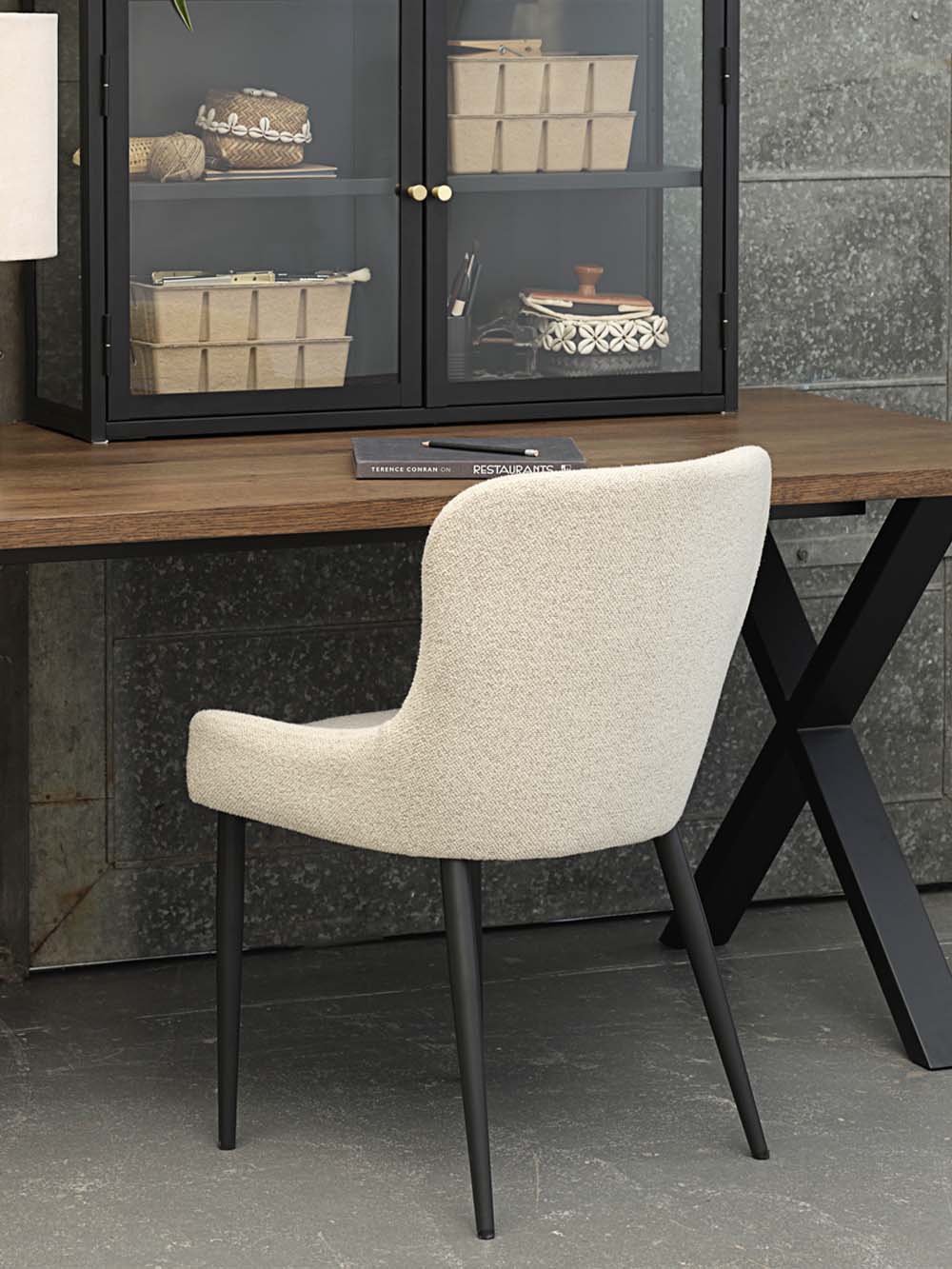 Valgomojo kėdė Nolia, pieno baltumo boucle, juodos kojelės7