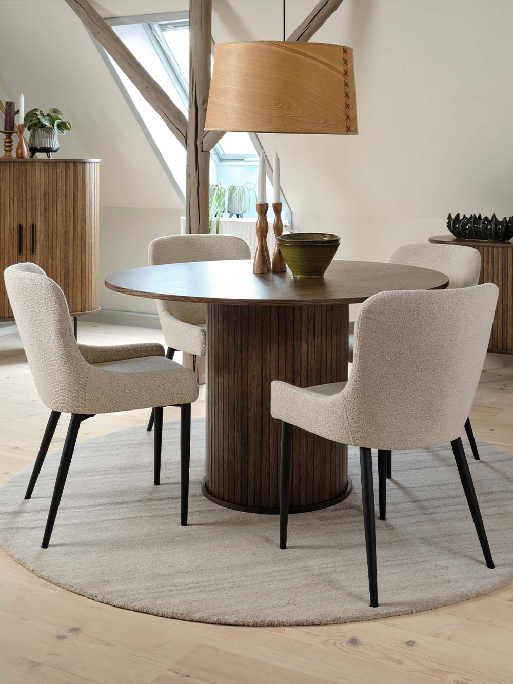 Valgomojo kėdė Nolia, pieno baltumo boucle, juodos kojelės8