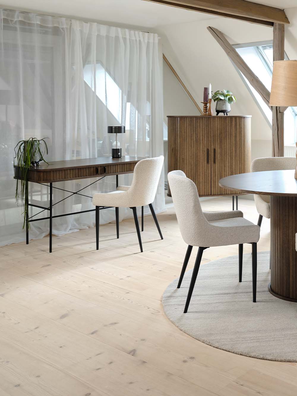 Valgomojo kėdė Nolia, pieno baltumo boucle, juodos kojelės9